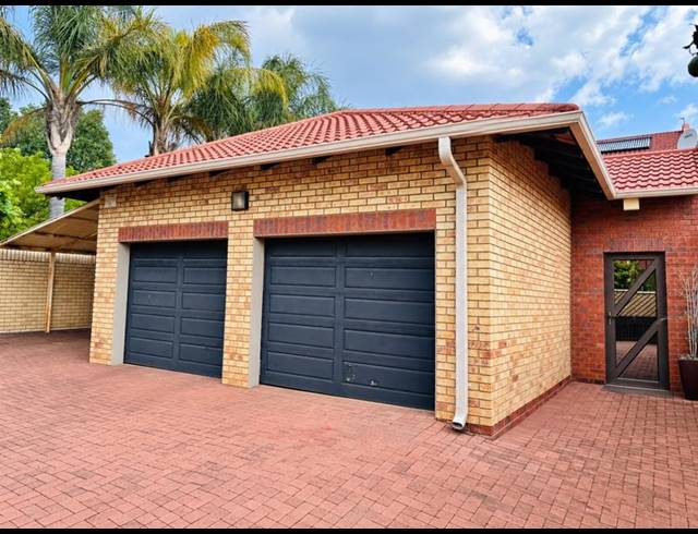 3 BEDROOM TOWNHOUSE FOR SALE IN LANGENHOVENPARK